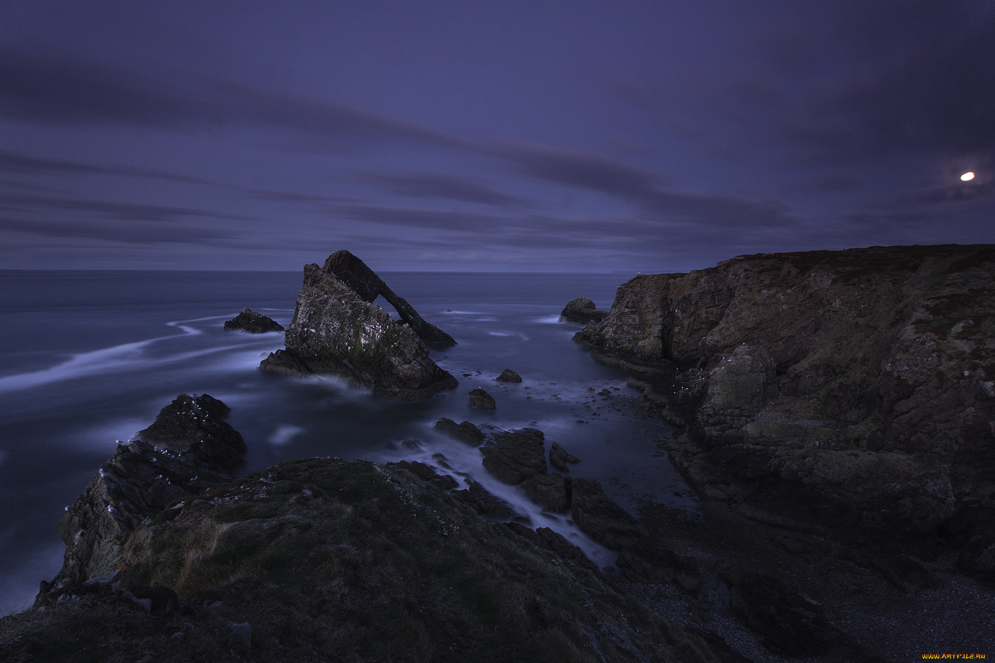 Ночь у берега читать 1. Ночное море. Скалистый берег моря ночью. Скалистый берег ночью. Ночь море скалы.